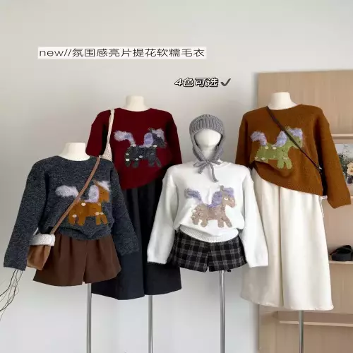 노브랜드 홀리데이 무드 포니 자카드 스팽글 니트