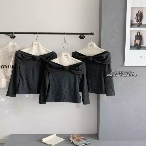 노브랜드 플라워 오프숄더 니트 탑