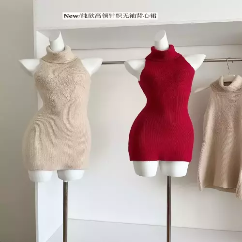 노브랜드 하이넥 니트 민소매 미니 원피스