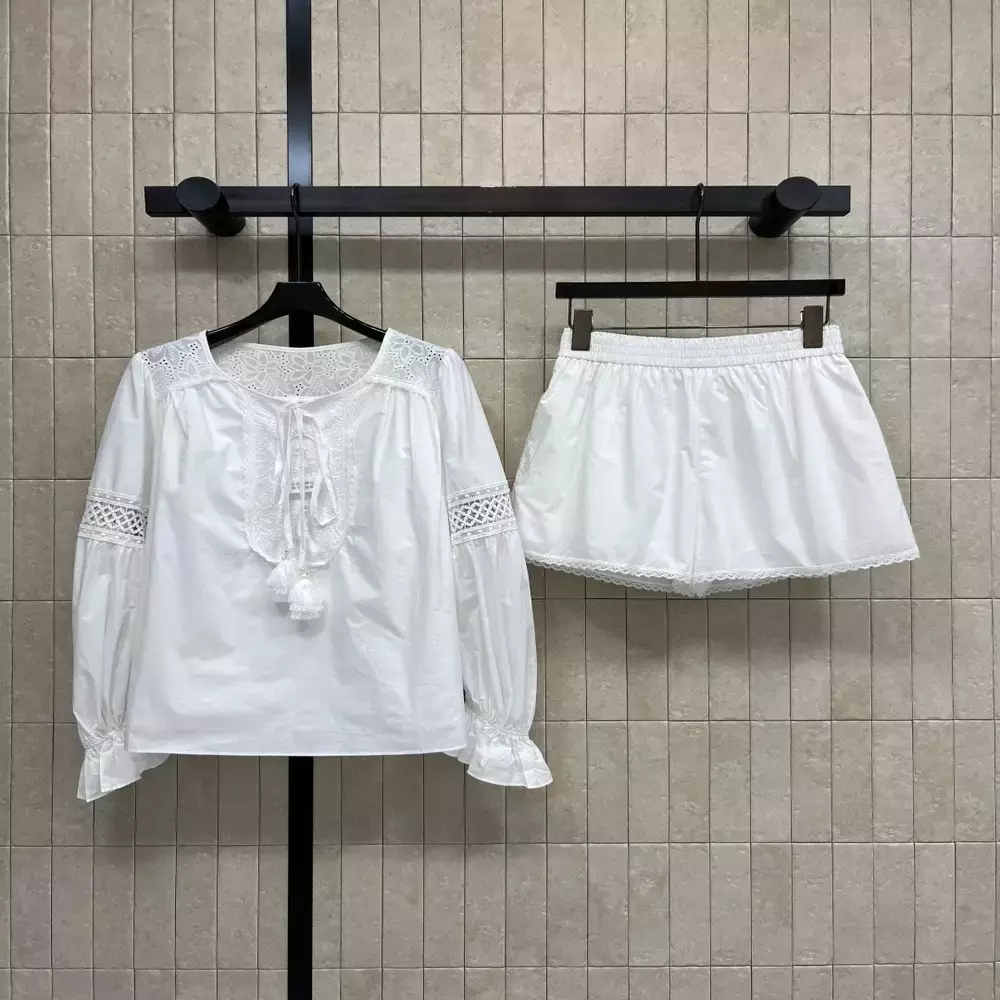 노브랜드 펀칭 자수 포인트 코튼 투피스