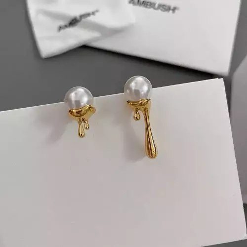 앰부시 비대칭 진주 드롭 귀걸이