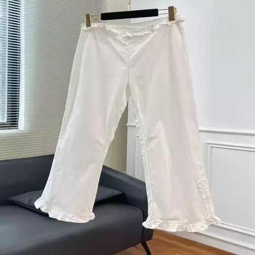 어반소피스티케이션 화이트 자수 프릴 크롭 팬츠